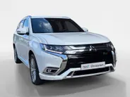 Mitsubishi Outlander 2.4 PHEV Instyle | Trekhaak | Leder | Schuif-kantel dak | Rondom camera | Elektrisch. Achterklep | Stoel en stuurverwarming | Set winterwielen |