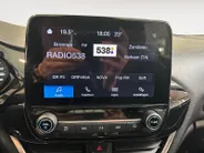 Ford Fiesta 1.0 EcoBoost Hybrid Titanium | Apple Carplay / Android Auto | Stoel + Stuurverwarming | Cruise Control | Parkeersensoren Achter | Lichtsensor | Climate Control | Verwarmbare Voorruit