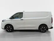 Ford E-Transit Custom 340 L1H1 Trend AWD 71 kWh | Direct leverbaar | 0,99% rente | 3-zits | Trekhaak