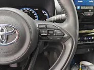 Toyota Yaris Cross 1.5 Hybrid Launch Edition | Slechts 12.000 km! | JBL Audio | Head-Up Display | Adaptieve Cruise Control | Camera | Keyless Entry | Stoel- & Stuurverwarming