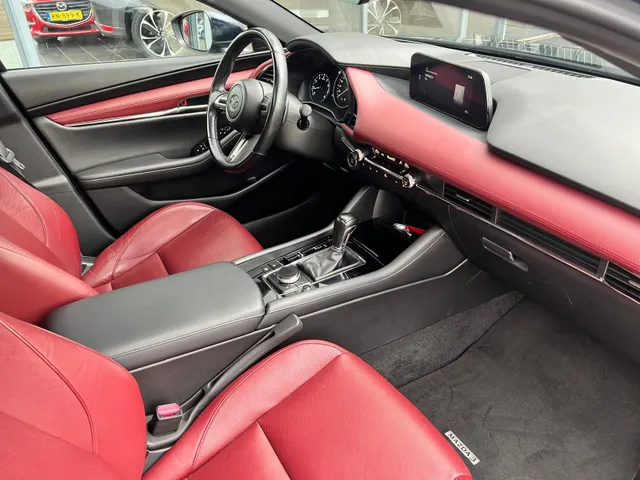 Mazda 3 2.0 e-SkyActiv-X M Hybrid 186 Luxury AUTOMAAT | SUNROOF | AERO PACK | LEDER | Bose AUDIO | APPLE CARPLAY/ANDROID AUTO | A.CAMERA | NED. AUTO |