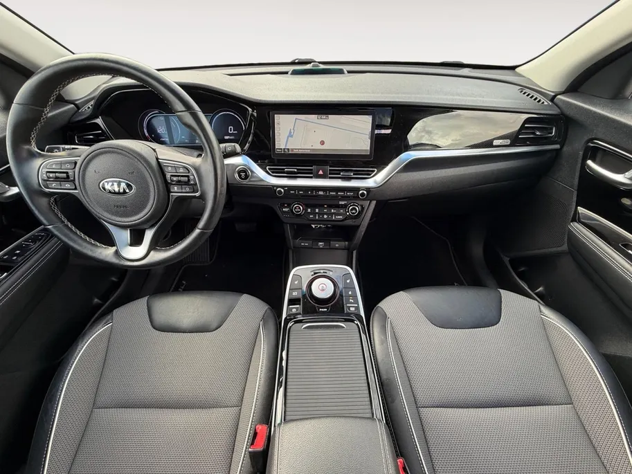 Kia e-Niro DynamicPlusLine 64 kWh | *1E EIGENAAR | FABRIEKSGARANTIE | SCHUIF- KANTELDAK | APPLE CARPLAY/ ANDROID AUTO | NAVI | CAMERA | STUUR/ STOELVERWARMING | STOF/ LEDER | ETC…