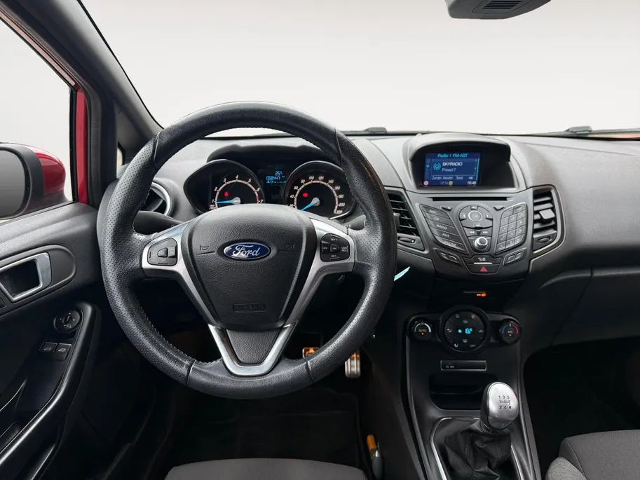Ford Fiesta 1.0 EcoBoost ST Line | 1ste Eigenaar Volledig Dealeronderhouden | Parkeersensoren achter | Cruise Control | Navigatiesysteem |