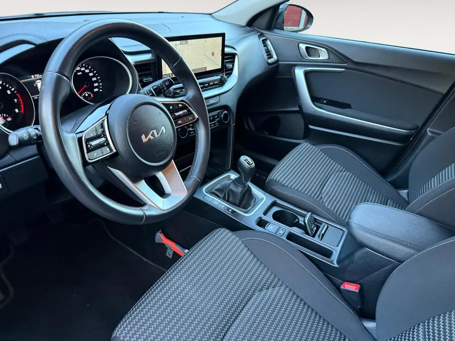 Kia Ceed Sportswagon 1.5 T-GDi DynamicLine 140 PK | Cruise Control Adaptief | Camera | Carplay | Navi | LM Velgen | 140 PK | Fabrieksgarantie 19-8-2031 +3x 1 jaar* | NAP