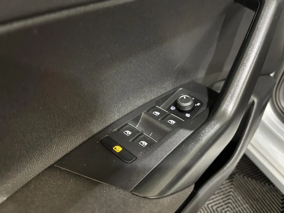 Volkswagen Taigo 115PK TSI R-Line Edition Automaat | Digital Cockpit | Camera | Adaptive Cruise Control | Apple CarPlay/Android Auto | 18' Lichtmetalen Velgen | Climate Control | Armsteun | Parkeersensoren |