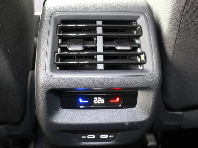 Volkswagen Tiguan 1.5 eTSI Automaat Navigatie | Trekhaak | Stoelverwarming | Lichtmetalen velgen