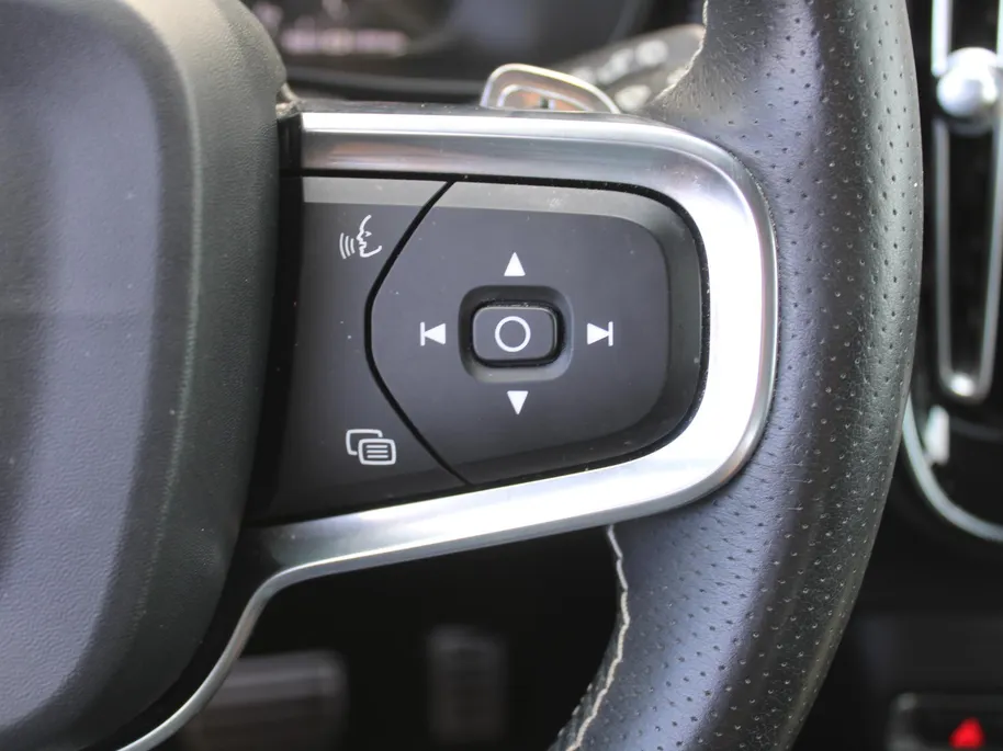 Volvo XC40 2.0 T4 R-Design | Keyless | HK Audio | Adap. Cruise | PDC | Elek. Trekhaak | 19' Velgen | Elek. Kofferklep | Camera | Stoelverwarming |