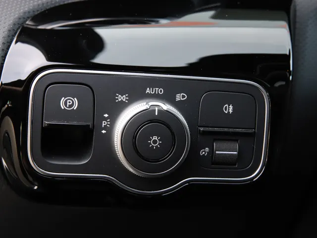 Mercedes-Benz A-Klasse 200 Luxury Line AUTOMAAT | LEER | CLIMA | PANO | NAVI