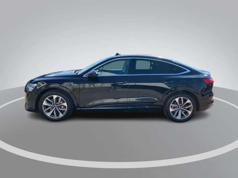 Audi e-tron Sportback 55 quattro S Line 95 kWh 300kW/408PK · Panoramadak · Trekhaak · Camera · Leder · Stoelverwarming · Drive select ·  Garantie t/m 18-10-2027 of 100000km.