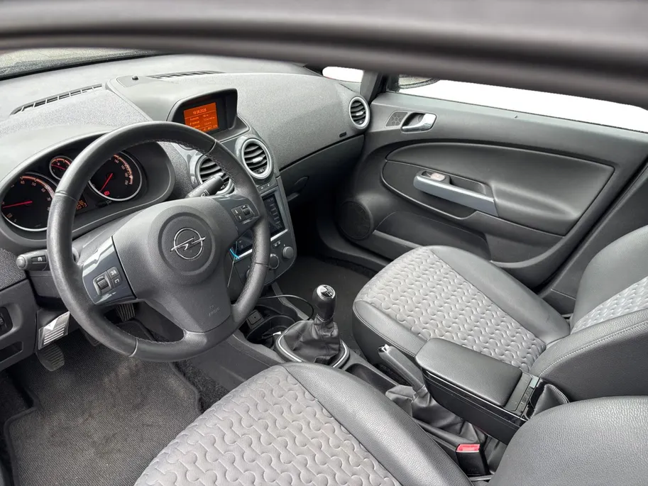 Opel Corsa 1.4-16V Cosmo | Cruise | Lichtmetaal | park sensoren |