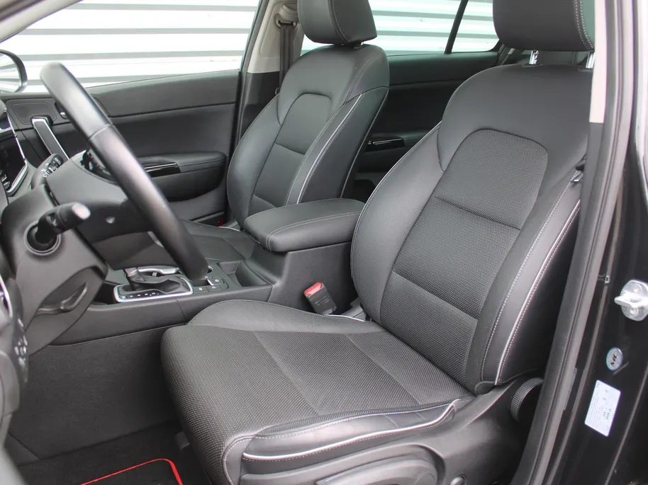 Kia Sportage 1.6 T-GDI Black Edition | Stuur-/stoelverwarming v+a | Schuifdak | Leer | Camera | Elek. achterklep | Cruise | PDC | Navi | 17' LM | Zeer nette auto! |