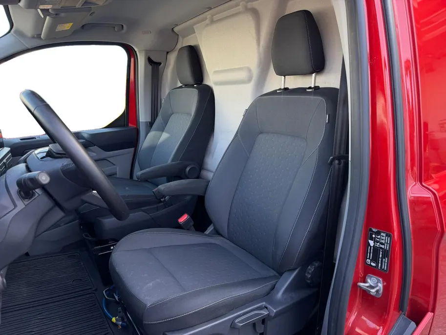 Ford Transit Custom 320 2.5 PHEV L2H1 Limited | NL auto | Automaat | Elektr. Trekhaak | Adapt. Cruise control | BLIS | Winter pack | Navigatie | Apple carplay & Android auto | Parkeersensoren voor en achter | Achteruitrijcamera | Bovag garantie |