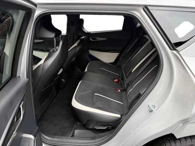Kia EV6 GT-Line 84 kWh Panoramisch schuif-/kanteldak | Verwarmbare en geventileerde stoelen | V2L | Meridian Premium Sound System | 360 camera | Metallic lak | Fabrieksgarantie t/m 11-04-2033 + 3x 1 jaar* | NAP
