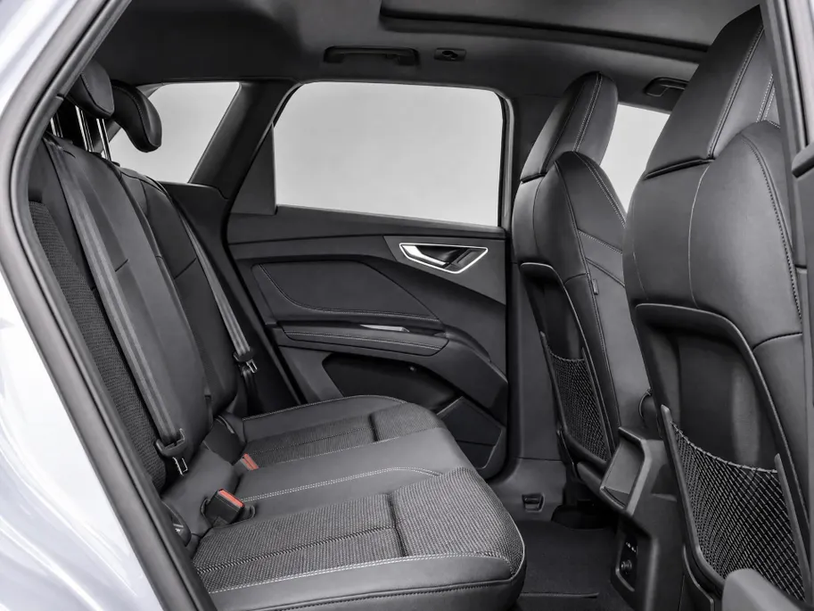 Audi Q4 Q4 S edition performance 82 kWh 286 PK · Glazen panoramdak · Trekhaak elek. wegklapbaar · Optiekpakket zwart