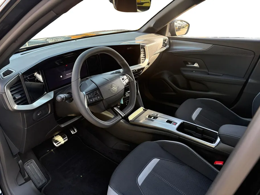 Opel Mokka 1.2 Turbo Ultimate | NIEUWSTAAT! | 4 seizoensbanden | Trekhaak| Comfort-pakket| Apple Carplay/Android Auto|12 maanden Bovag Garantie|