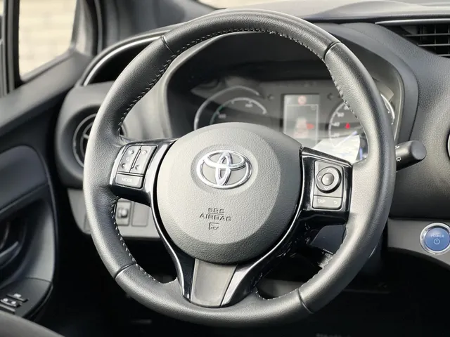 Toyota Yaris 1.5 Hybrid Bi-Tone Automaat | 16' Lichtmetalen Velgen | Climate Control | Elek. Raambediening
