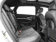 Audi e-tron 55 300kW/408PK S Line 95Kwh · SOH 94,6% · Panoramadak · Leder/Alcantara · 360°Camera + Parkeersensoren · Stoelverwarming ·