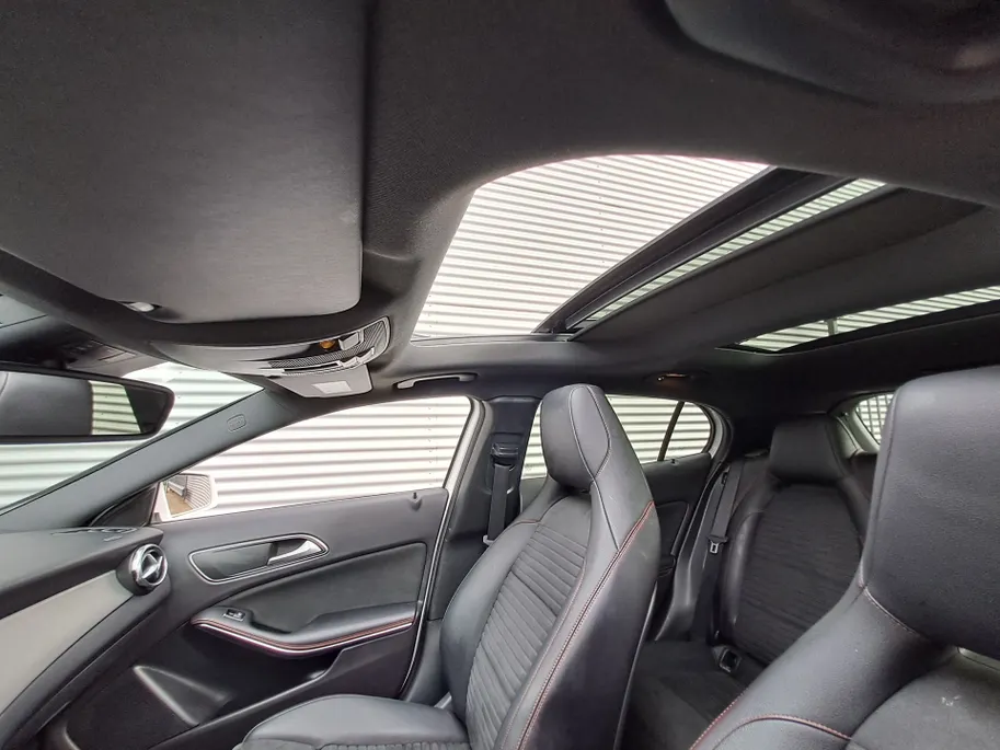 Mercedes-Benz GLA 180 Business Solution AMG AUTOMAAT | Trekhaak | Schuif/kanteldak | Navigatie | Camera | AMG-styling | Climate | Sensoren | Apple Carplay/Android Auto | Cruise | Stoelverwarming