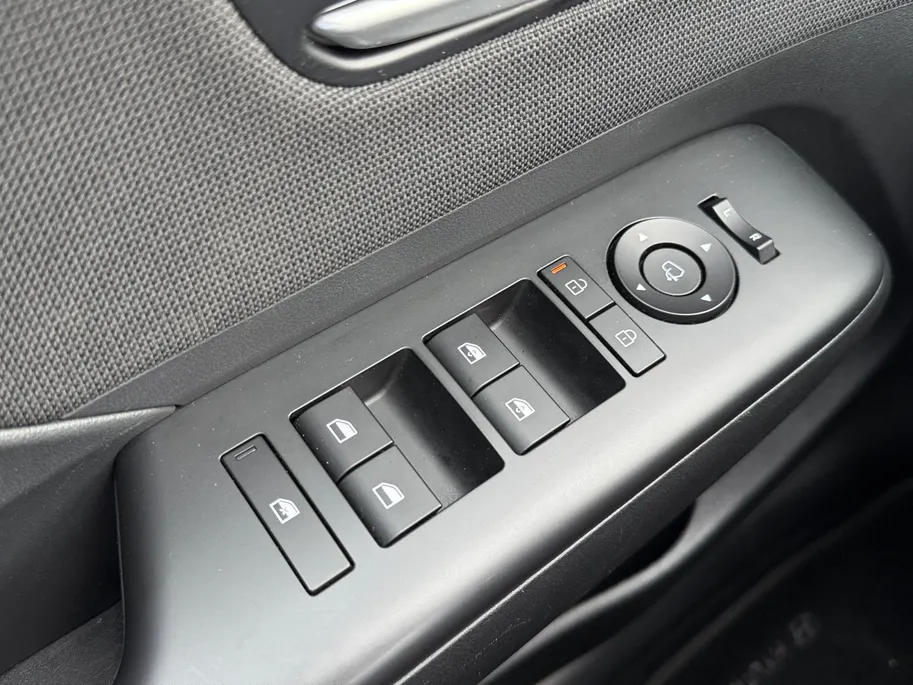 Hyundai Kona 1.6 GDI HEV Premium Sky 137PK | Navigatie | Apple Carplay & Android Auto | Schuif-kanteldak | Stoelverwarming & koeling | Lederen bekleding | Bose speakers | Geheugenfunctie stoelen |