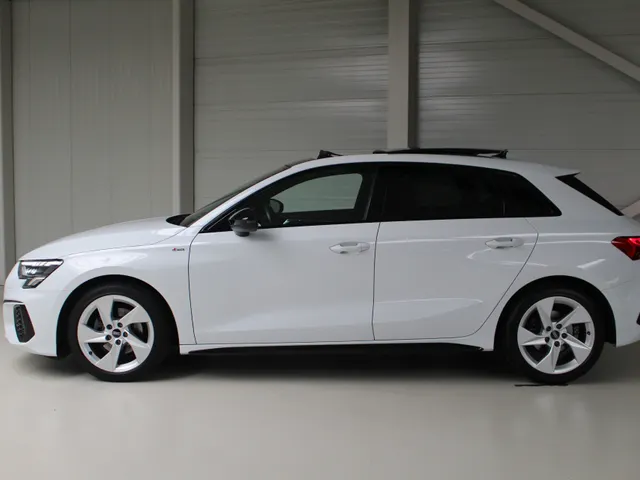 Audi A3 Sportback 30 TFSI S-Line S-Tronic Navigatie | Panoramadak | Sportstuur | Led