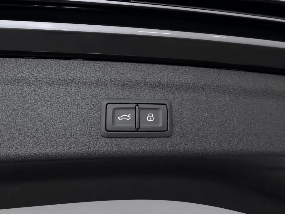 Audi Q3 45 TFSIe 245pk S edition · Trekhaak Wegklapbaar · 360 Camera · Lederen Bekleding · Adaptive Cruise Control · Apple/Android Car Play · Elek. Achterklep · Keyless · 19'' Inch ·