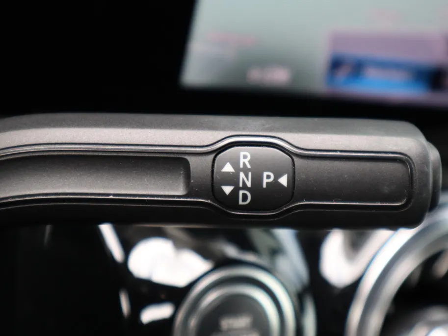 Mercedes-Benz GLA 200 Business Solution AMG l Trekhaak l Keyless l Panoramadak l Ambiente lichtpakket