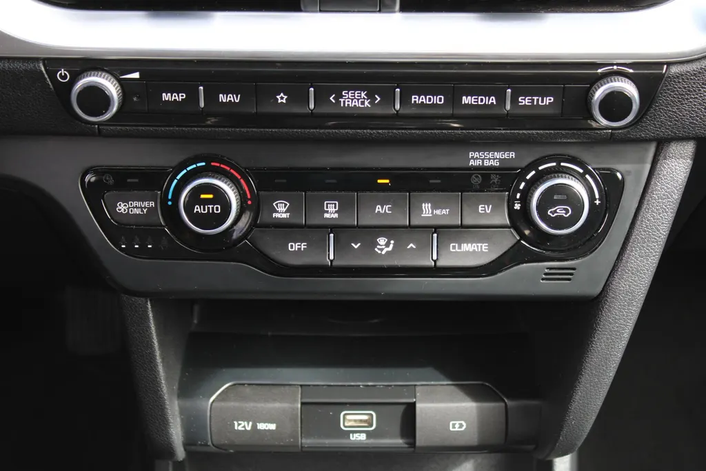 Kia e-Niro DynamicPlusLine 64 kWh | Warmtepomp | Schuif/kantel dak | 17' LM | Airco | Cruise | Navi | Camera |