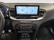 Kia ProCeed 1.0 T-GDI GT-Line | Elektrisch Glazen Schuif / Kanteldak | Apple Carplay / Android Auto | Navigatiesysteem | Stoel + Stuurverwarming | Licht + Regensensor | Parkeersensoren + Camera Achter | Cruise Control | 17” Lichtmetalen Velgen | Climate Control Rijst
