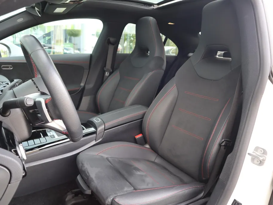 Mercedes-Benz CLA 180 Business Solution AMG l Trekhaak l Panoramadak l stoelverwarming