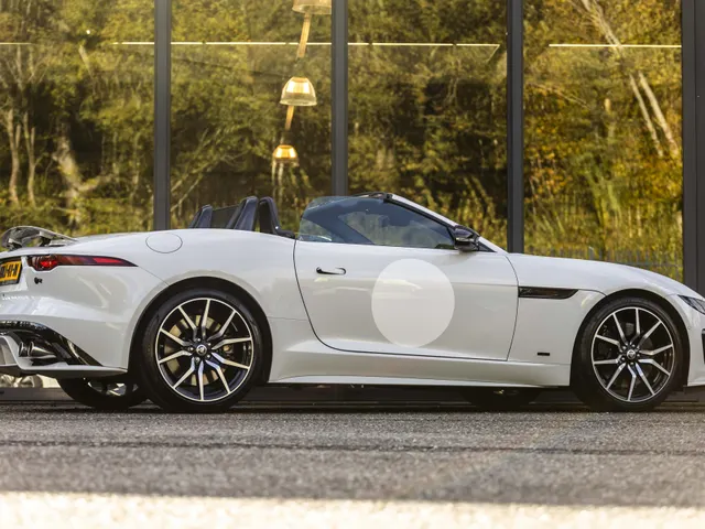 Jaguar F-TYPE P575 AWD R 75