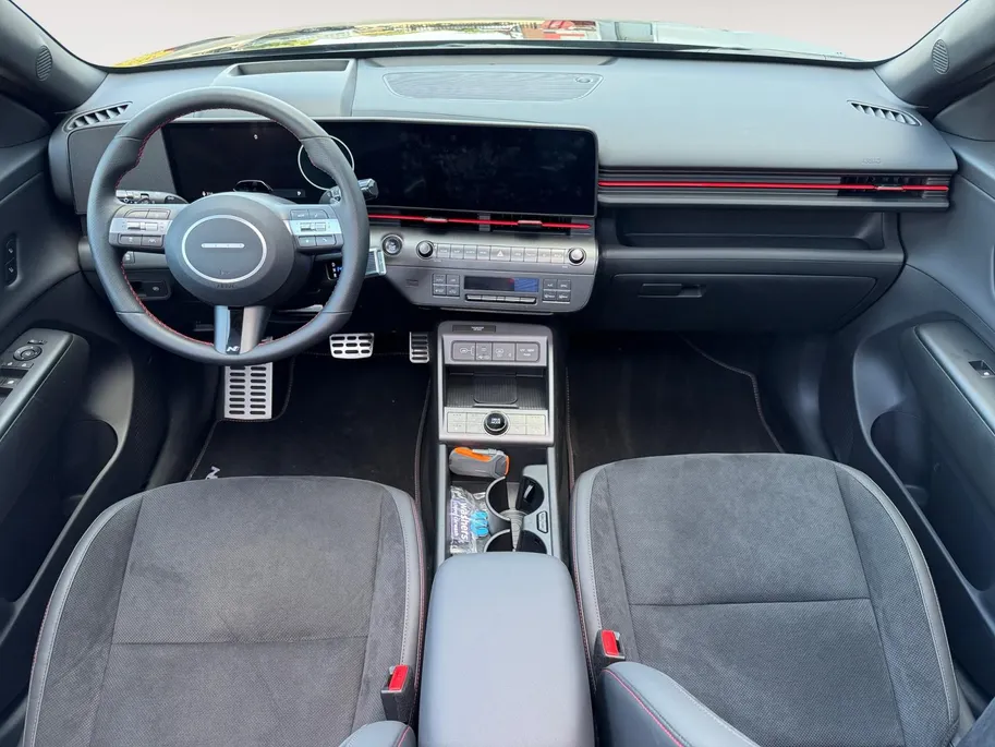 Hyundai Kona Electric N Line Sky 64.8 kWh | Navigatie| Schuif-kantel dak| Head up display| Stoelverwarming/koeling| 360 graden camera|