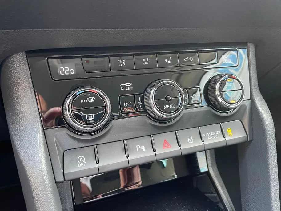 Škoda Karoq 1.5 TSI ACT Business Edition | Lichtmetalen velgen| Parkeer sensoren| Automaat| Camera| Cruise Control| Zeer ruime auto in super nette staat