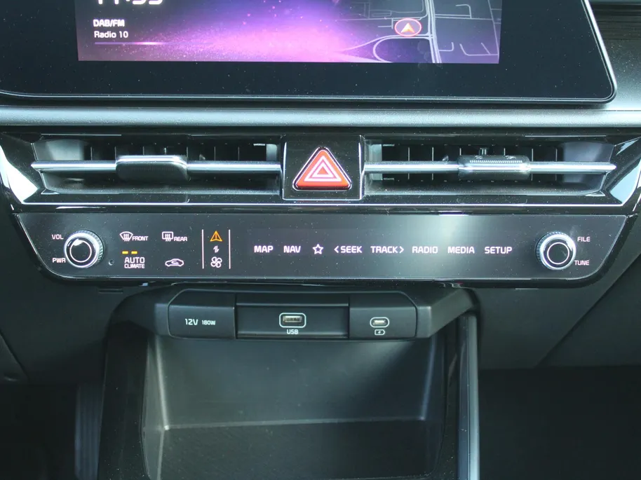 Kia Niro EV Light Edition 64.8 kWh | Camera | Cruise adapt. | Clima | 17' LM | Navi | Keyless | All season banden | 17% bijtelling |