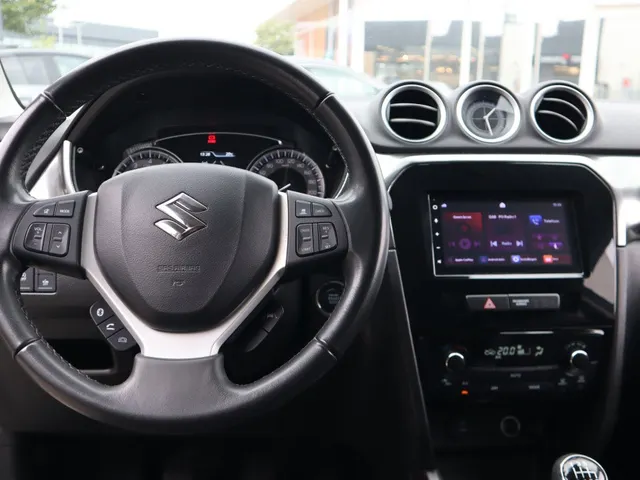 Suzuki Vitara 1.4 BoosterJet Hybrid Style Trekhaak | Adaptive Cruise | Two tone