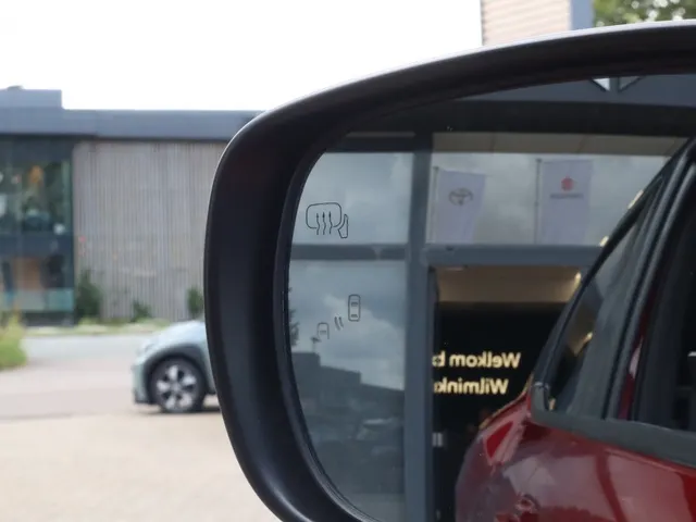 Toyota Urban Cruiser Executive 61 kWh | Panoramdak | 360 Camera | Stuur/Stoel Verwarming |