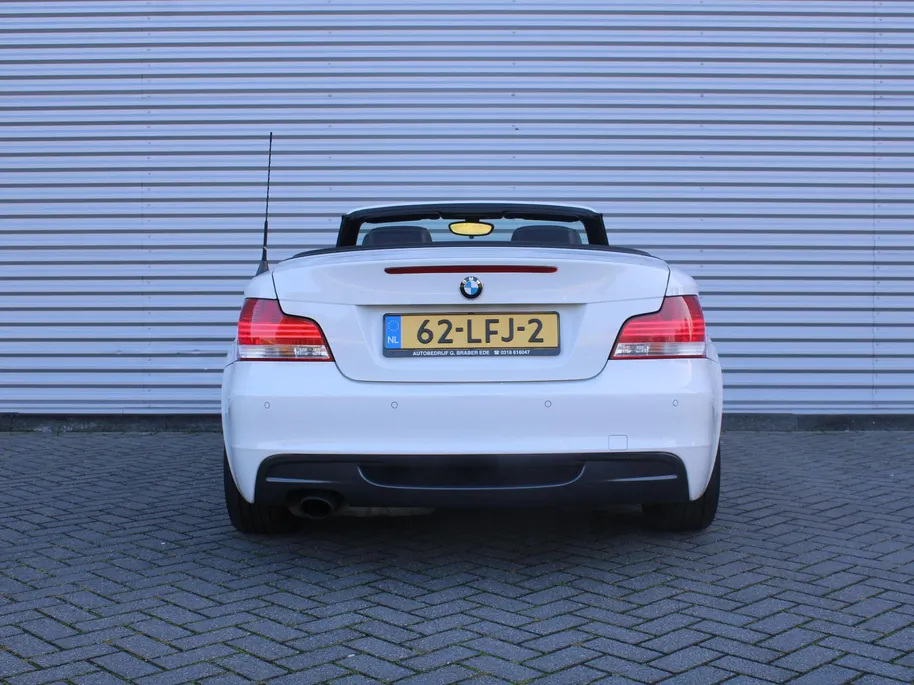 BMW 1 Serie Cabrio 118i Executive | M-Pakket | Stoelverwarming | 17' LM | Windscherm | Parkeersensor v+a | Trekhaak | Navi | Leer | Xenon | Clima |