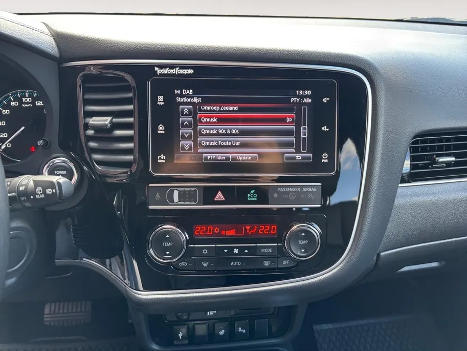 Mitsubishi Outlander 2.4 PHEV Instyle | Trekhaak | Leder | Schuif-kantel dak | Rondom camera | Elektrisch. Achterklep | Stoel en stuurverwarming | Set winterwielen |