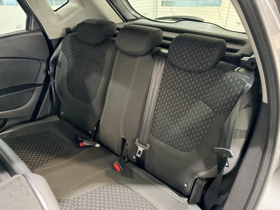 Renault Captur 120PK TCe Intens Automaat | Trekhaak | Navi | LM Velgen Hoogglans Zwart | Camera | Parkeersensoren | Full LED | Climate Control | Cruise Control | Keyless Entry | Elektrische Ramen & Spiegels | Licht & Regen Sensor |