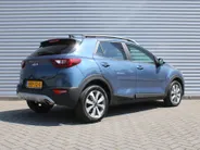Kia Stonic 1.0 T-GDi MHEV DynamicPlusLine | Stuur-/stoelverwarming | Camera | Cruise adapt. | Clima | LED | Navi | 16' LM | Automaat |