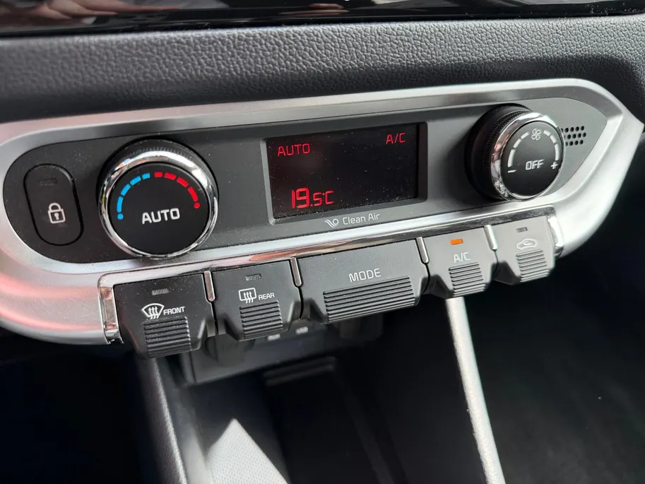 Kia Rio 1.2 CVVT ExecutiveLine Navigatie| Stoel verwarming| Camera| Lichtmetalen velgen| donker getint glas| Climate Control