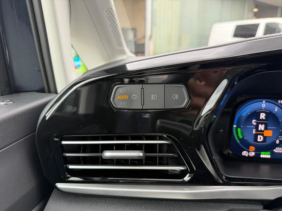 Ford Transit Connect Ford Tourneo Connect PHEV L2 Titanium 7p. | Uit Voorraad Leverbaar | Geel Kenteken | Automaat | Trekhaak | AGR Gecertificeerde Voorstoelen | Achteruitrijcamera | Winter Pakket | Adaptieve Cruise Control