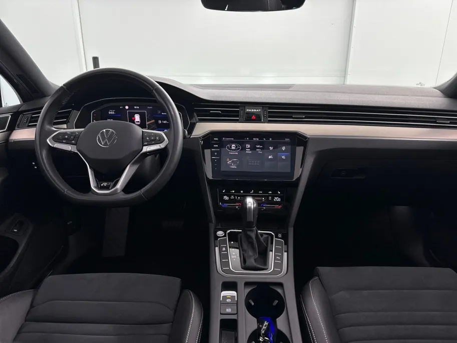 Volkswagen Passat Variant 1.5 TSI R-Line Business + DSG Automaat | Panoramadak | Trekhaak | Elektrische Stoelen