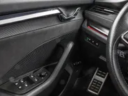 Škoda Octavia Combi 1.4 TSI RS iV PHEV 245pk DSG Business · Camera · Inklap. Trekhaak · Head-Up Display · Elek. Stoelen + Geheugen & Massage · Stuur- & Stoelverwarming ·