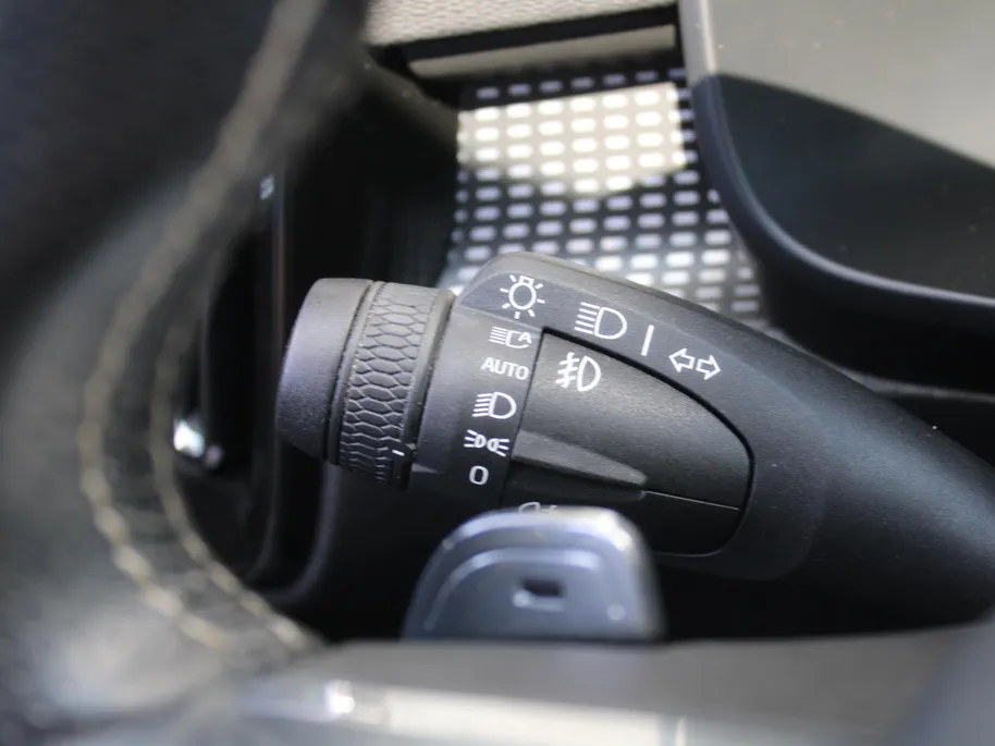 Volvo XC40 2.0 T4 R-Design | Keyless | HK Audio | Adap. Cruise | PDC | Elek. Trekhaak | 19' Velgen | Elek. Kofferklep | Camera | Stoelverwarming |
