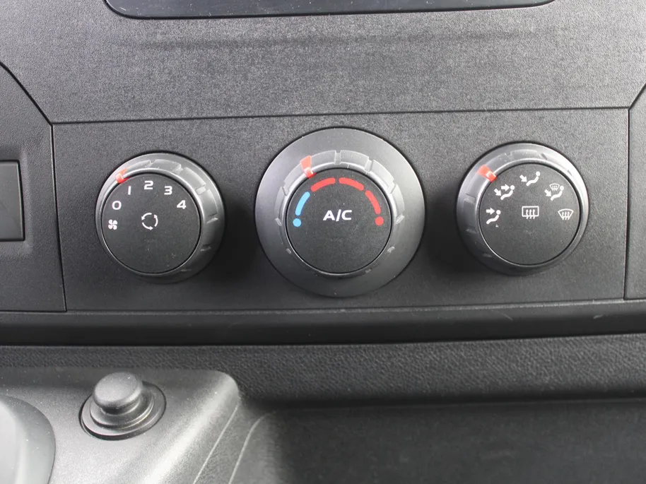 Renault Master T33 2.3 dCi L2H2 Stop & Start | Automaat | Trekhaak | Camera | Airco | Navi | Cruise | 16' LM | PDC | Licht-/regensensor | Volledig betimmerd |