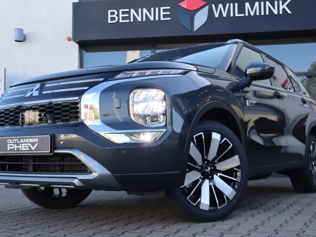 Mitsubishi Outlander 2.4 PHEV Instyle | Schui/Kantel Dak | Stoel Verwarming/Ventilatie | 1.600 KG Trekgewicht |