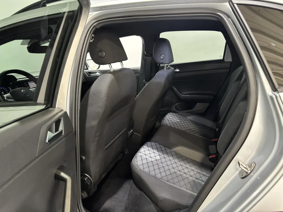 Volkswagen Taigo 115PK TSI R-Line Edition Automaat | Digital Cockpit | Camera | Adaptive Cruise Control | Apple CarPlay/Android Auto | 18' Lichtmetalen Velgen | Climate Control | Armsteun | Parkeersensoren |