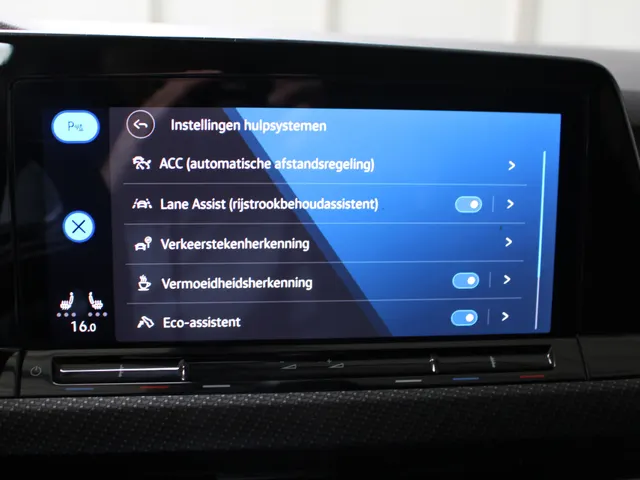 Volkswagen Golf 1.5 eTSI R-Line (2x) DSG | Navigatie | LM '17 | PDC + Camera |  Aut. Airco