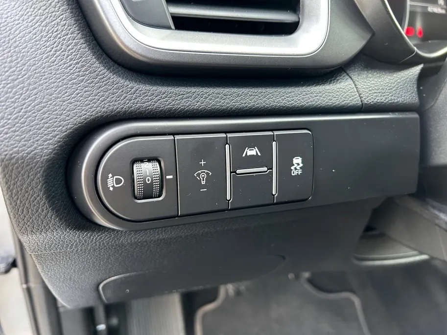 Kia Ceed Sportswagon 1.5 T-GDi DynamicLine | All-Seasonbanden | Apple Carplay / Android Auto | Navigatiesysteem | Parkeersensoren Voor + Achter | Parkeercamera Achter | Licht + Regensensor | Cruise Control | Climate Control | 16'Lichtmetalen velgen