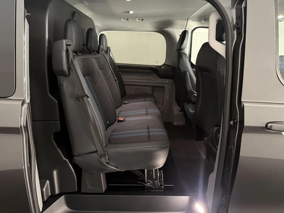 Ford Transit Custom 320 2.5 PHEV L2H1 Sport DC met o.a. uniek sport interieur, 19 inch lichtmetalen velgen, een trekhaak, een achteruitrijcamera en verwarmbare voorstoelen en stuurwiel